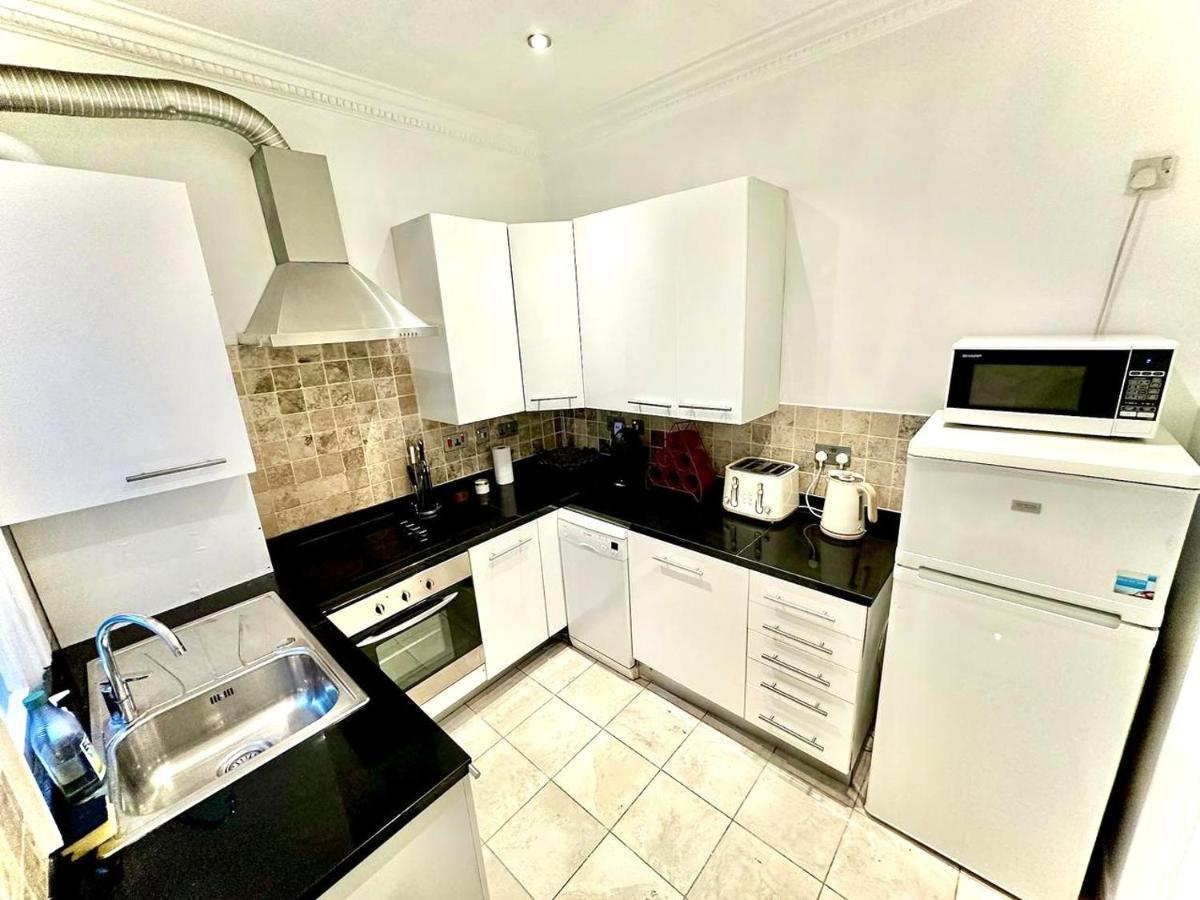 Alluring 2-bed, 2-bath Flat On High Street Kensington, Near Kensington Palace Appartement
