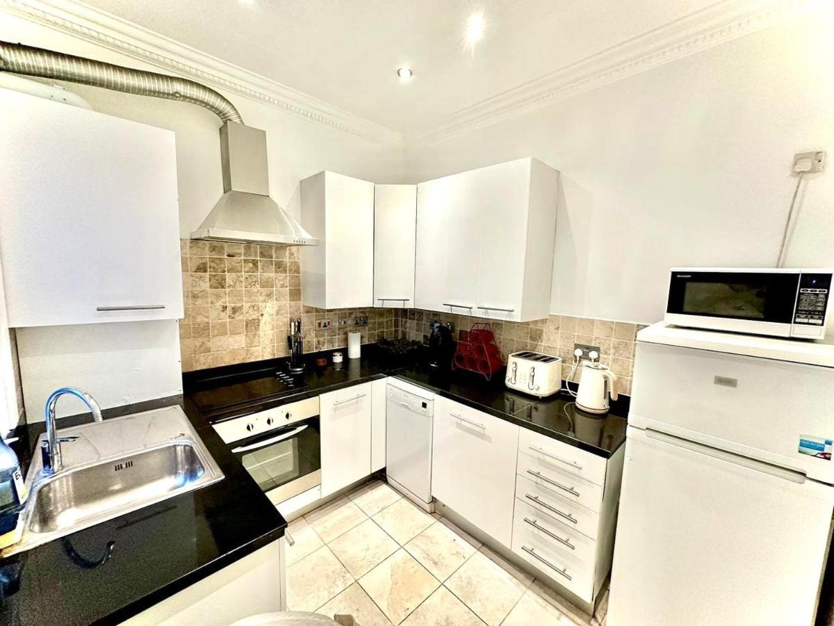 Alluring 2-bed, 2-bath Flat On High Street Kensington, Near Kensington Palace Appartement *
