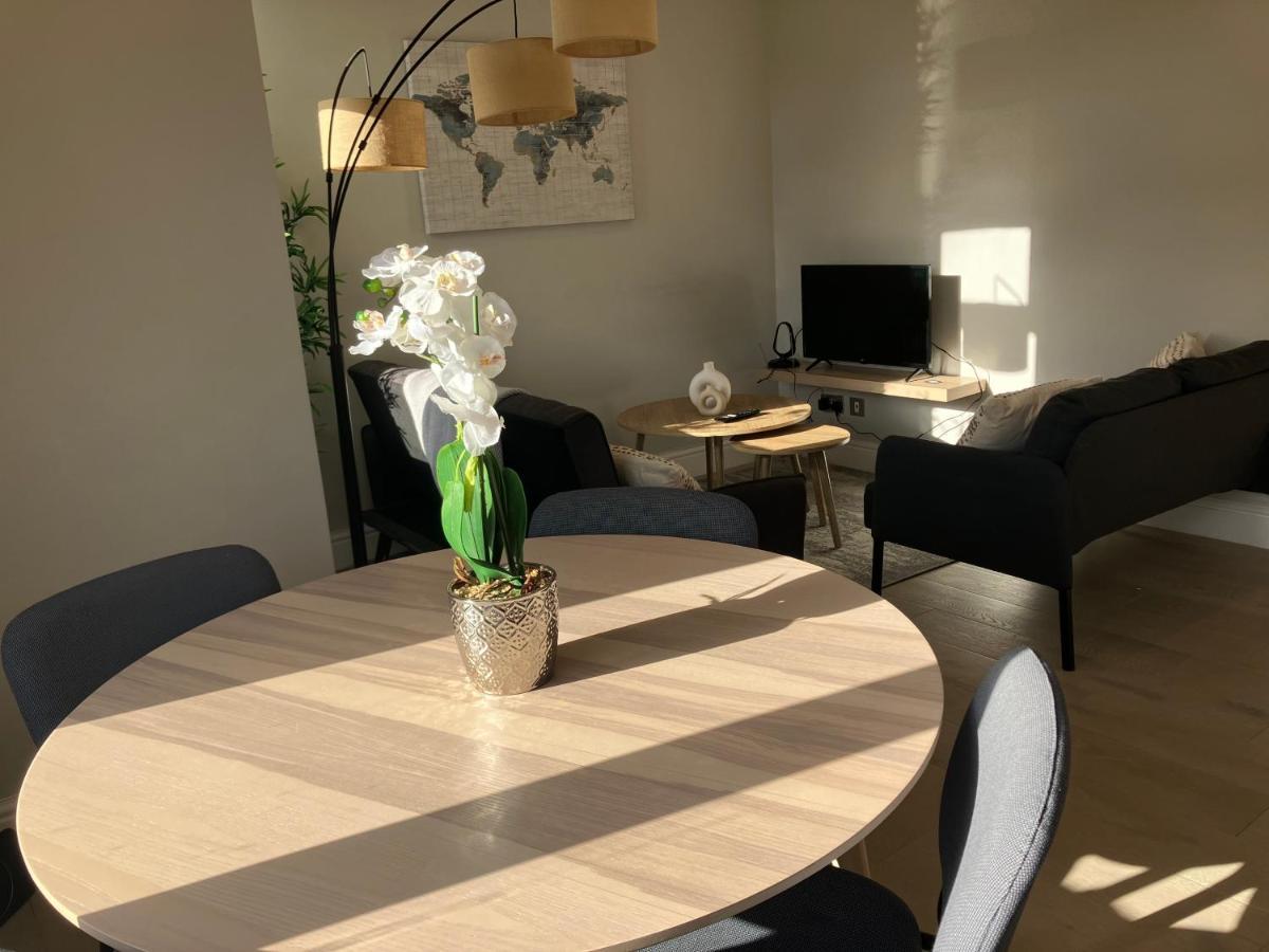 Splendid 2 Bed Flat With Private Terrace In Wimbledon - 2 The Queens * Londen
