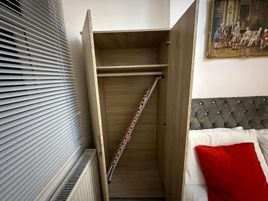 Parkside North - Victoria Line Apartment