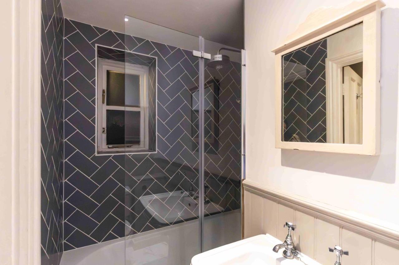 Shared 5 Mins Walk From Vauxhall And Nine Elms Station With Off-site Parking Near Us Embassy * Londres