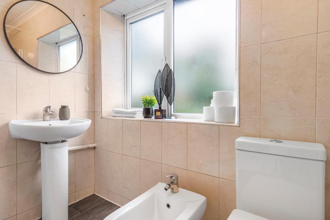 Holiday home Boutique Shepherds Bush Abode- Garden- Sleeps 12 *