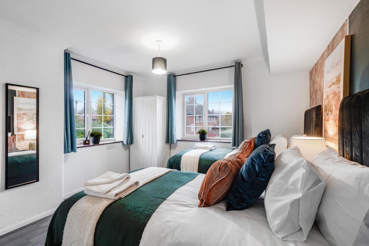 Boutique Shepherds Bush Abode- Garden- Sleeps 12 Holiday home