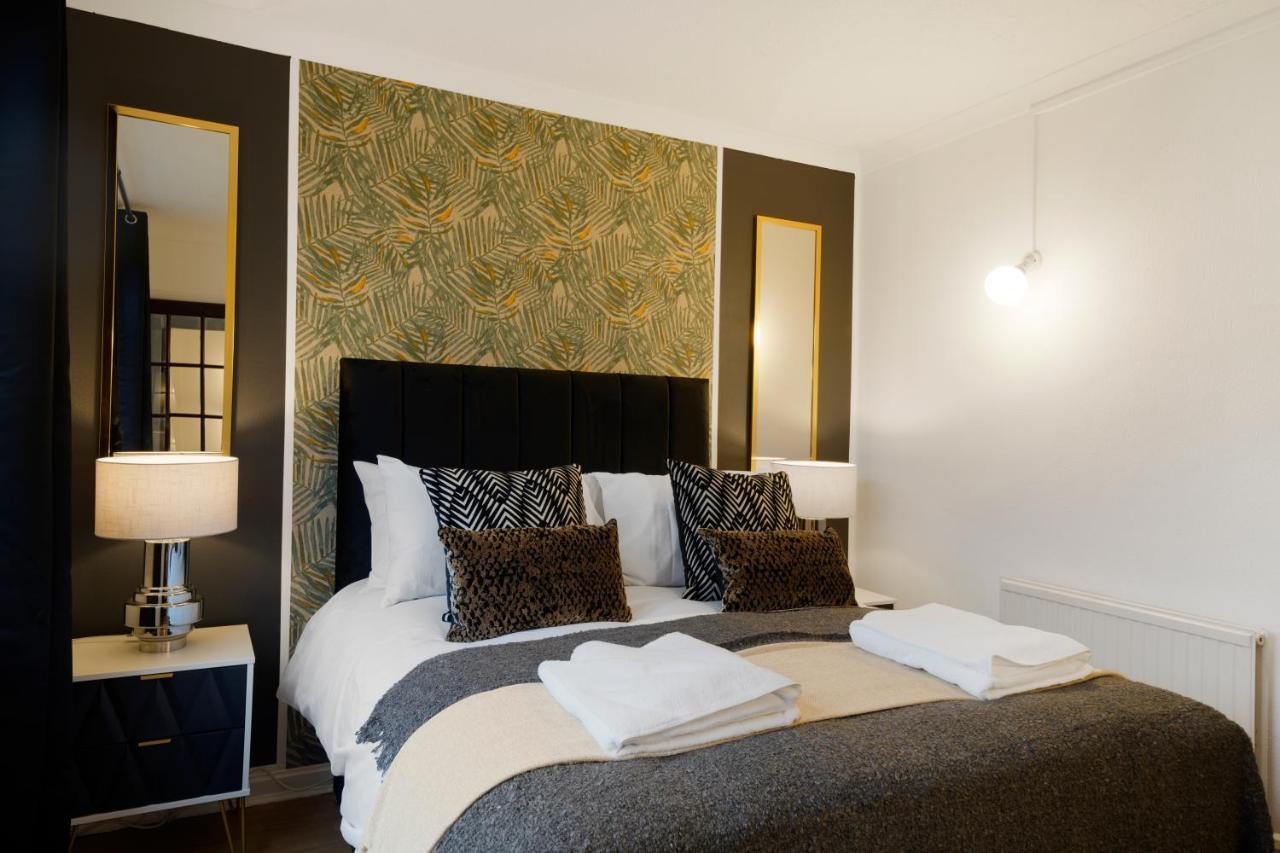 Boutique Shepherds Bush Abode- Garden- Sleeps 12 London