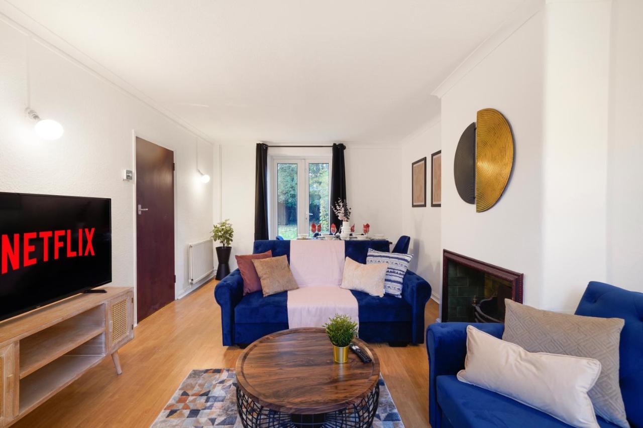 Boutique Shepherds Bush Abode- Garden- Sleeps 12 Holiday home