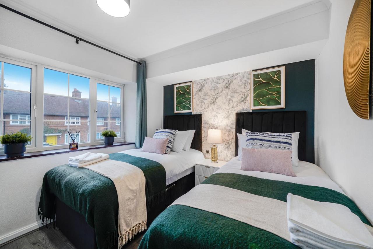 Boutique Shepherds Bush Abode- Garden- Sleeps 12 *