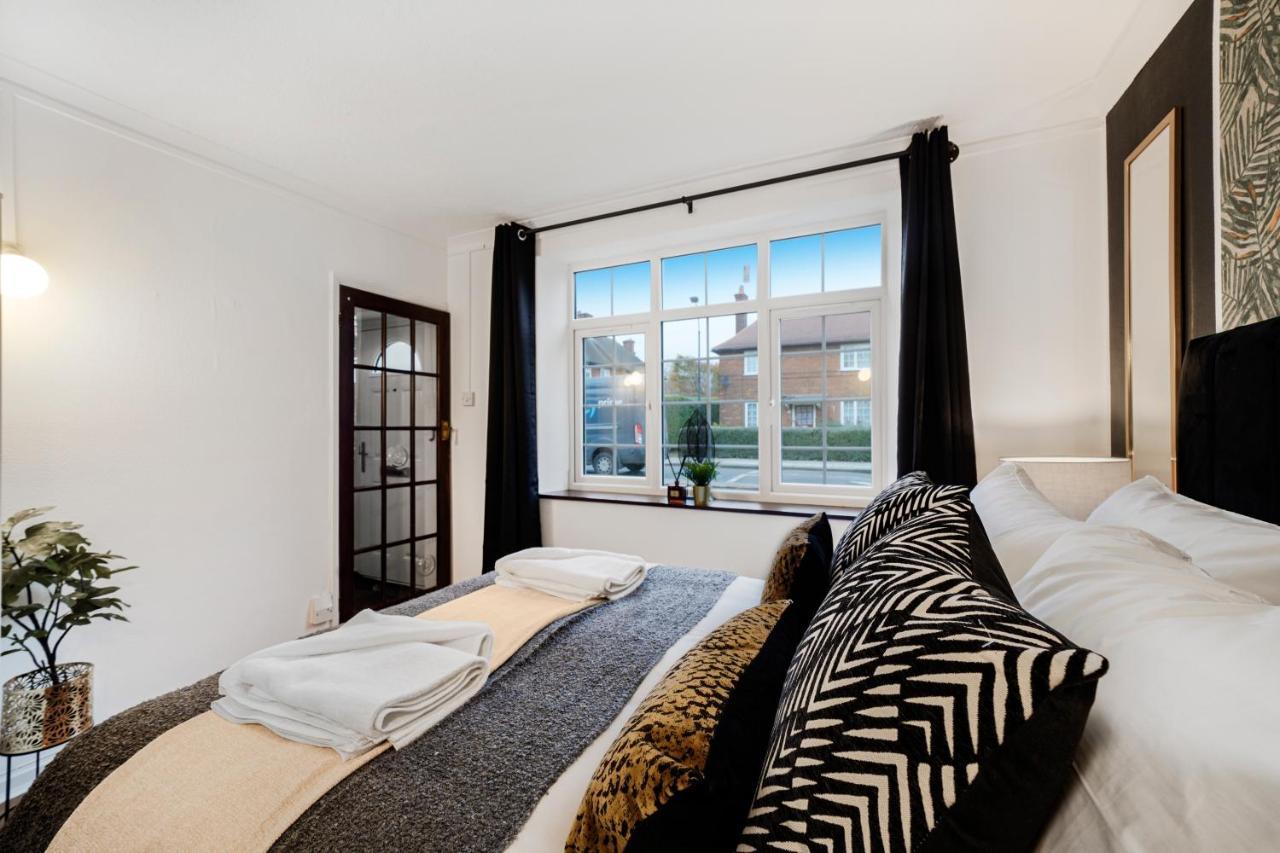 Boutique Shepherds Bush Abode- Garden- Sleeps 12 Holiday home