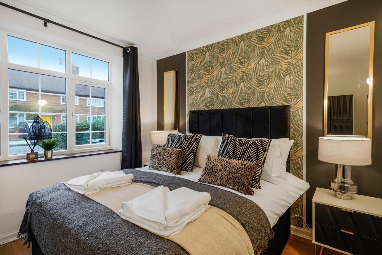 Boutique Shepherds Bush Abode- Garden- Sleeps 12 Holiday home London