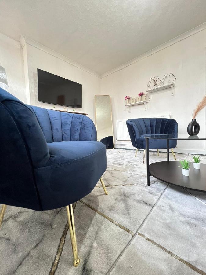 Apartment Entire 3 Bedroom Luxury In With Private Balcony London