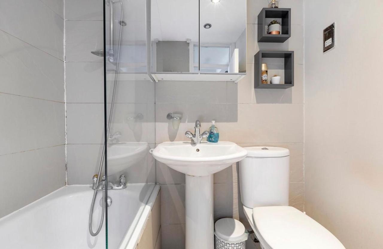 Charming Apartment, Sleeps 4- 15 Mins To Londres