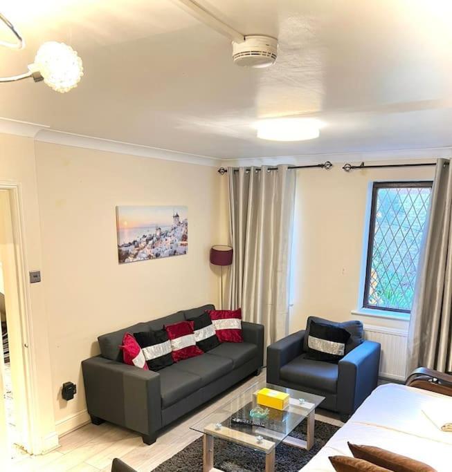 Cosy 2 Bedroom Detached House In Londres
