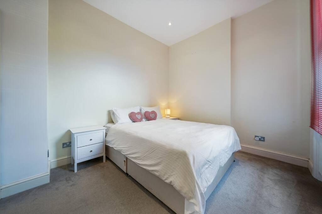 One-bedroom In Queen's Park Apartamento