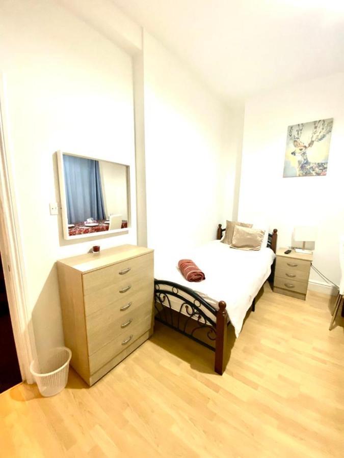 Lovely 3 Bedroom Property Next To Paddington Station Central * Londen