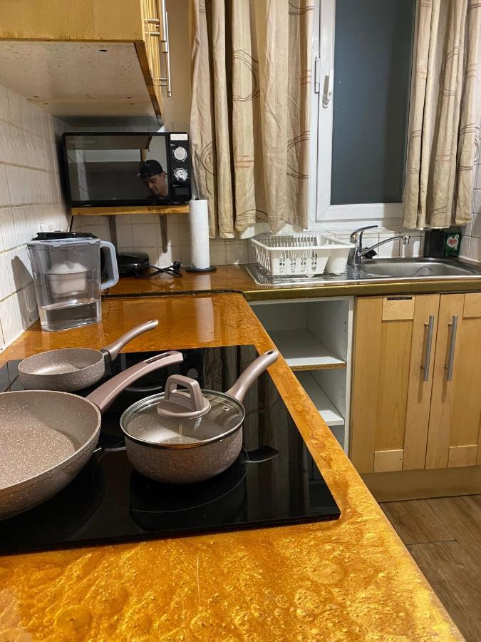 Huge And Affordable 3 Bedroom Flat In Hammersmith For 7 People With Welcome Breakfast