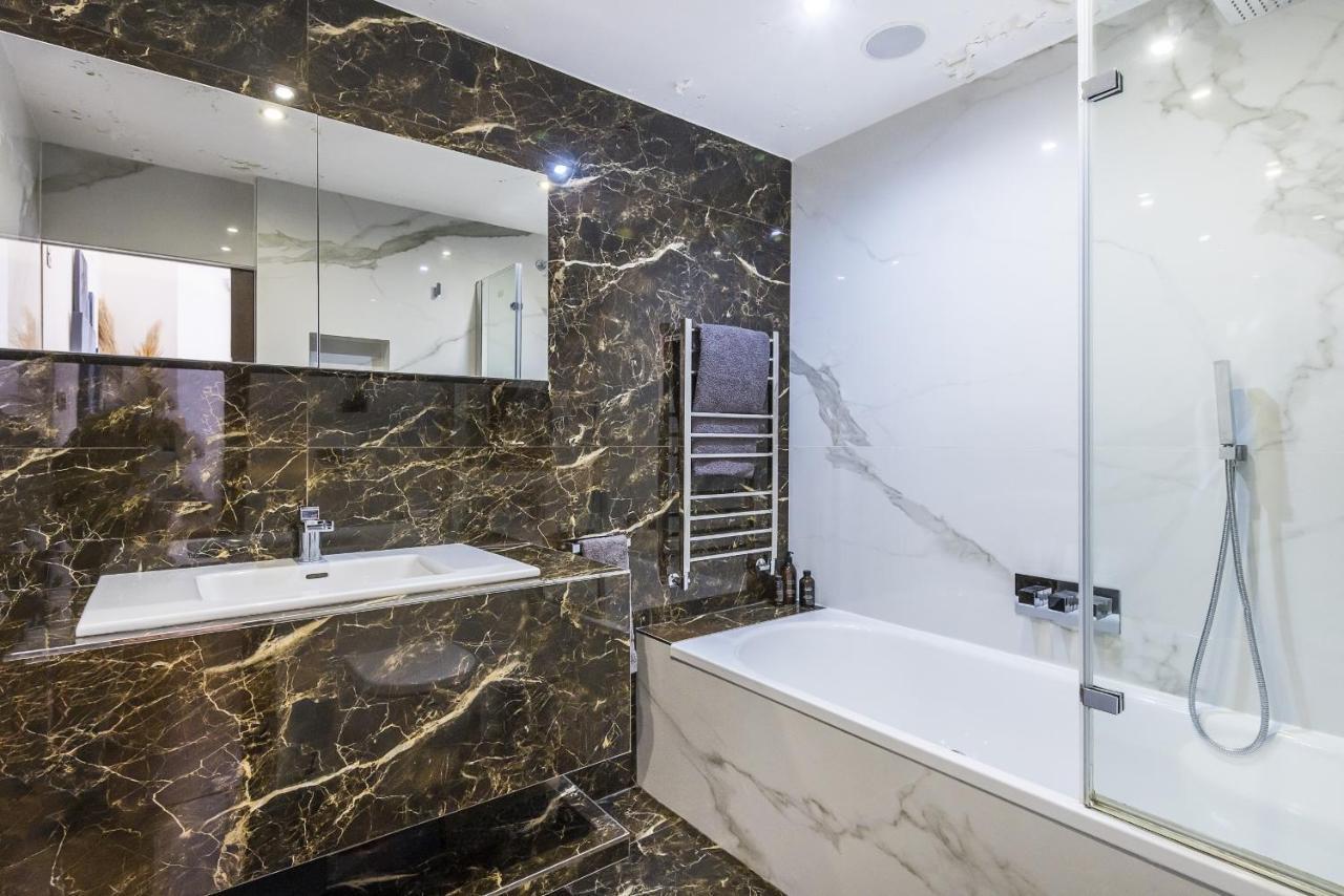 Kensington Luxurious Three Bedroom Apartamento *