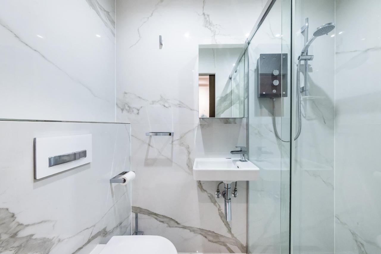 Kensington Luxurious Three Bedroom Apartamento