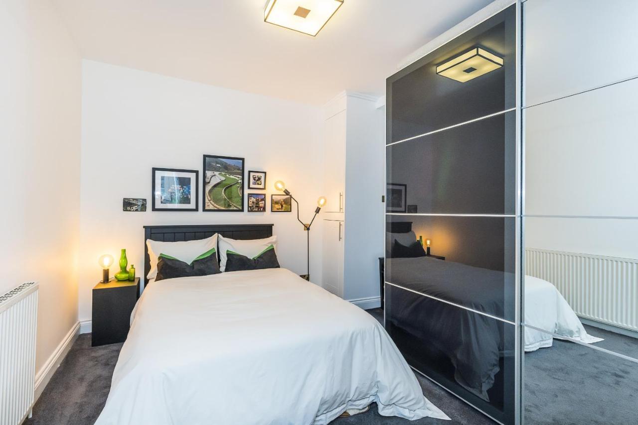 Kensington Luxurious Three Bedroom Londres