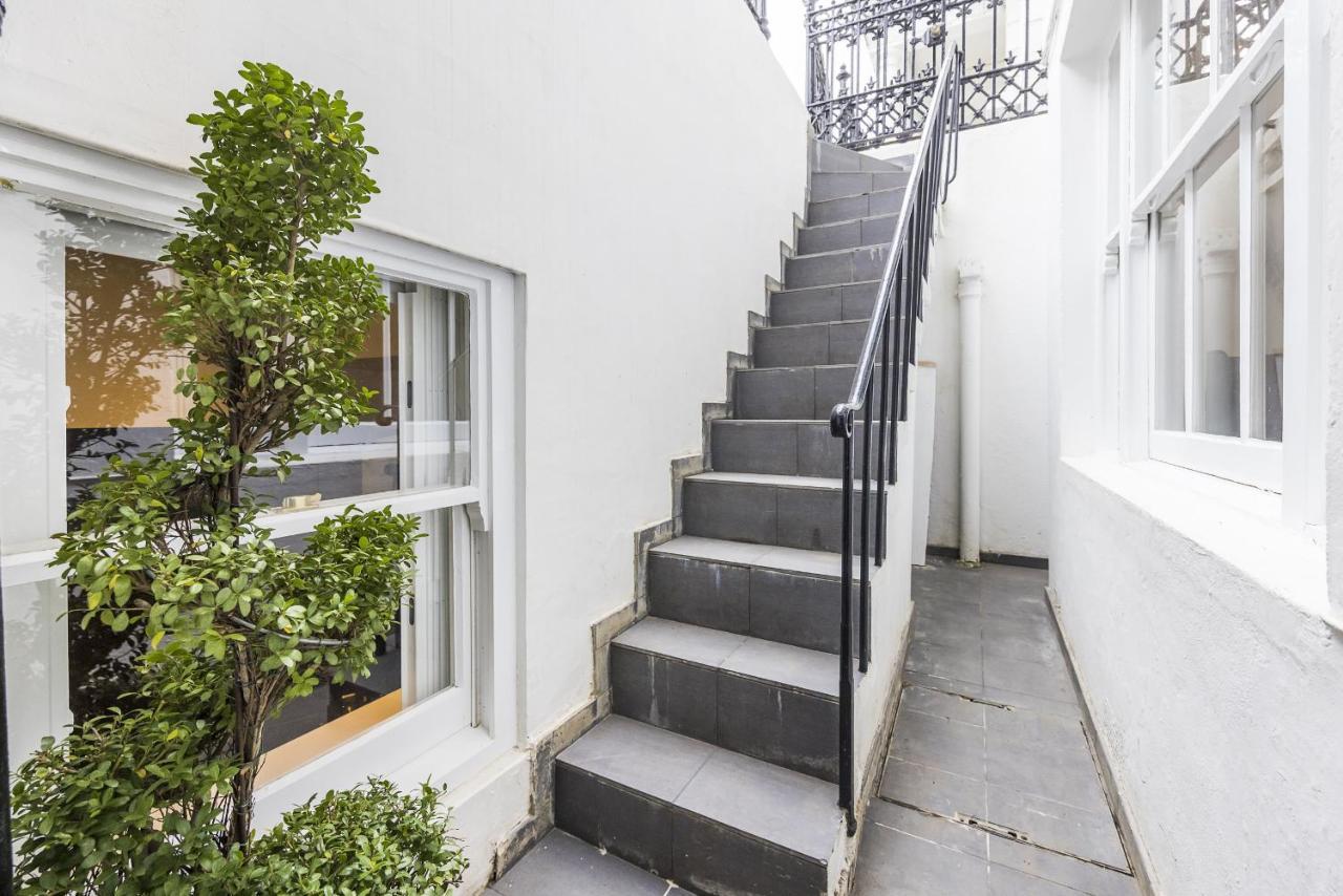 Kensington Luxurious Three Bedroom Apartamento