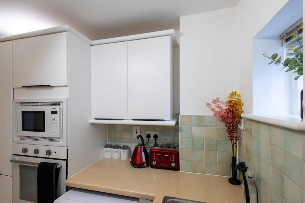 Morden Apartment, By The Sea With Free Parking