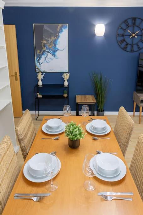 Morden Apartment, By The Sea With Free Parking *