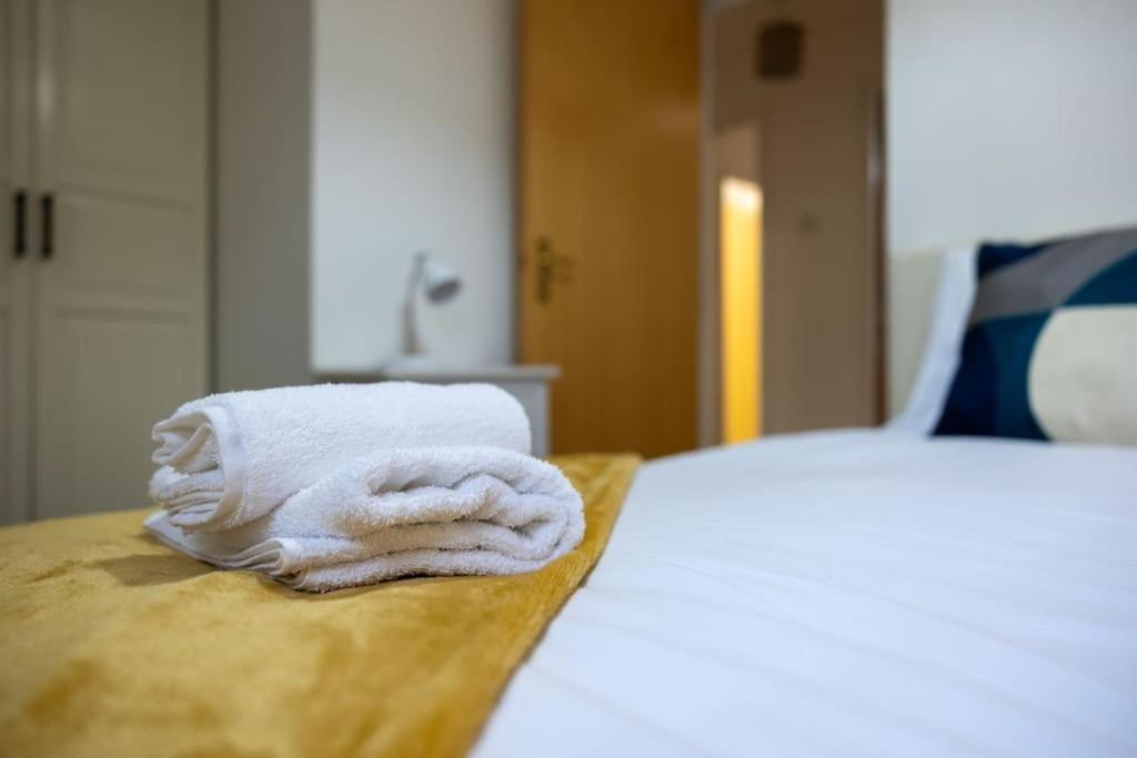 Morden Apartment, By The Sea With Free Parking