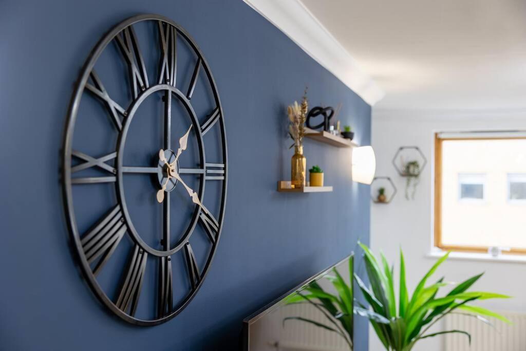 Morden Apartment, By The Sea With Free Parking *