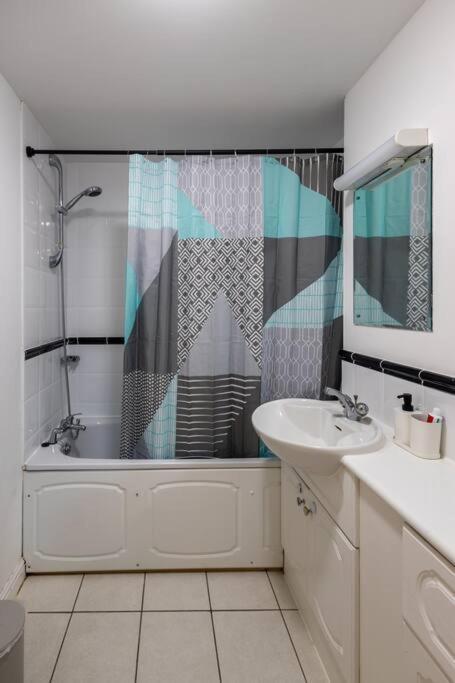 Morden Apartment, By The Sea With Free Parking *