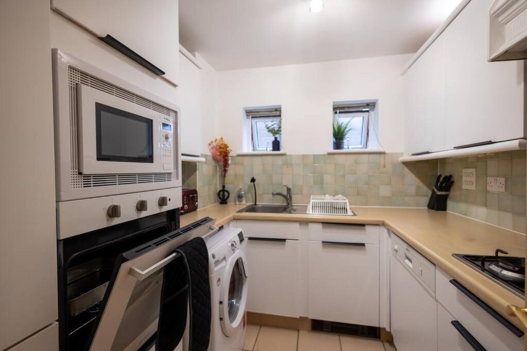 Morden Apartment, By The Sea With Free Parking