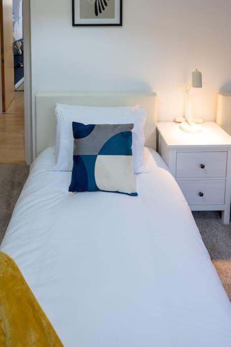 Morden Apartment, By The Sea With Free Parking *