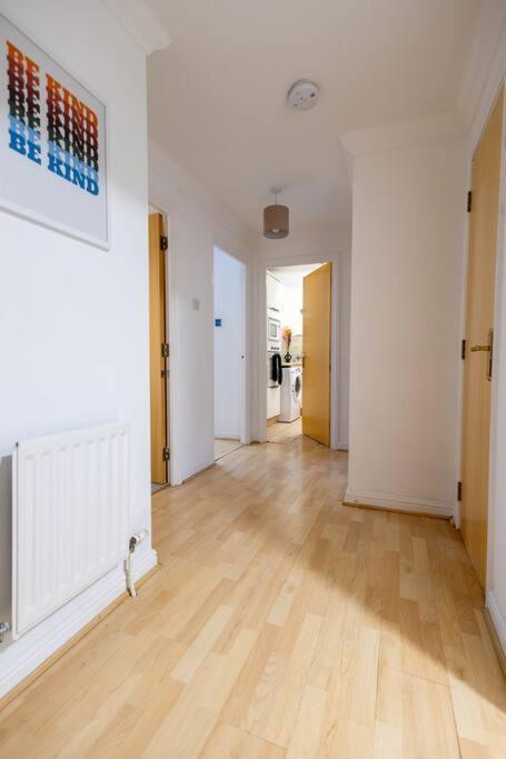 Morden Apartment, By The Sea With Free Parking