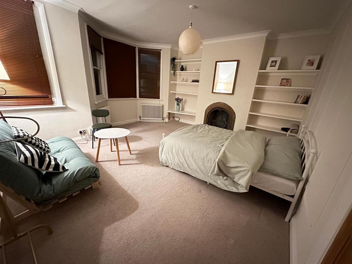 Spacious Near Underground * Londen