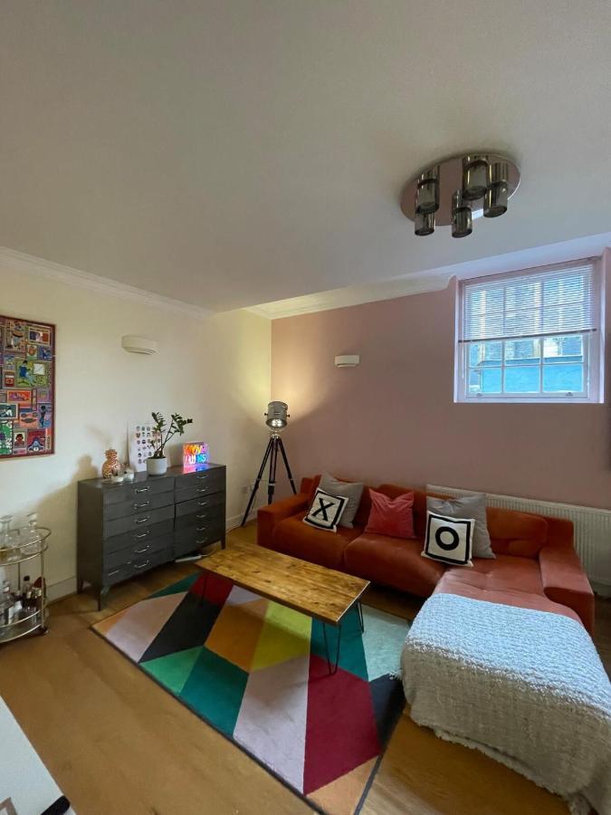 Chic Victorian Flat In Private Estate - Mile End! * Londres