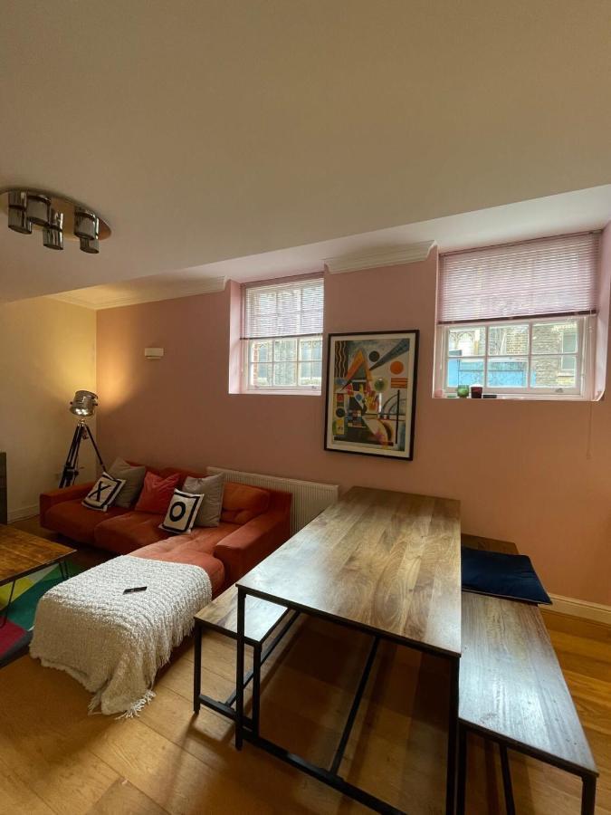 Chic Victorian Flat In Private Estate - Mile End! * Londres