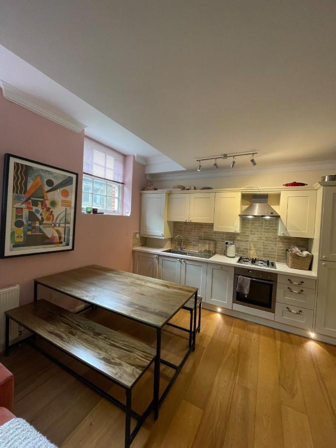 Chic Victorian Flat In Private Estate - Mile End! Londres