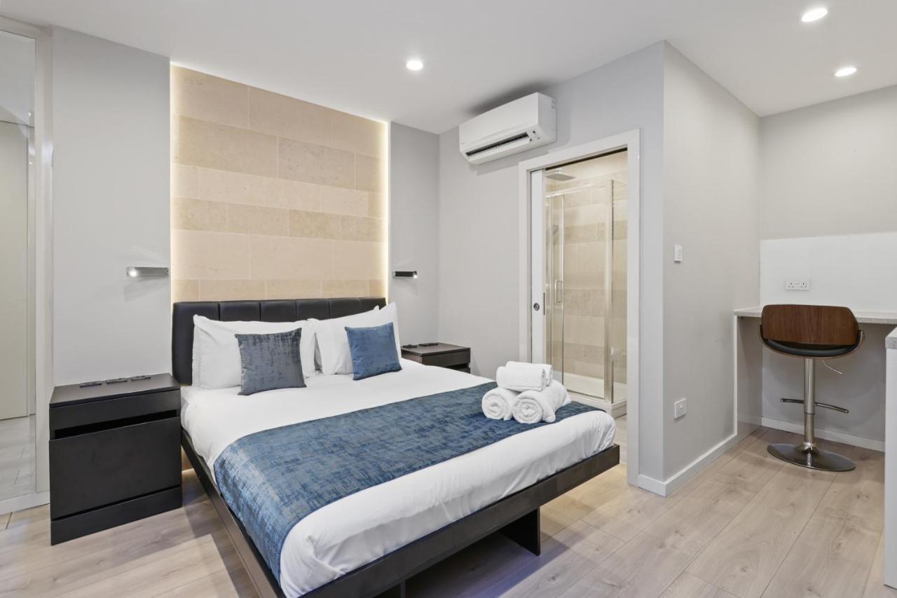 Studio Flat West End Lane Londen