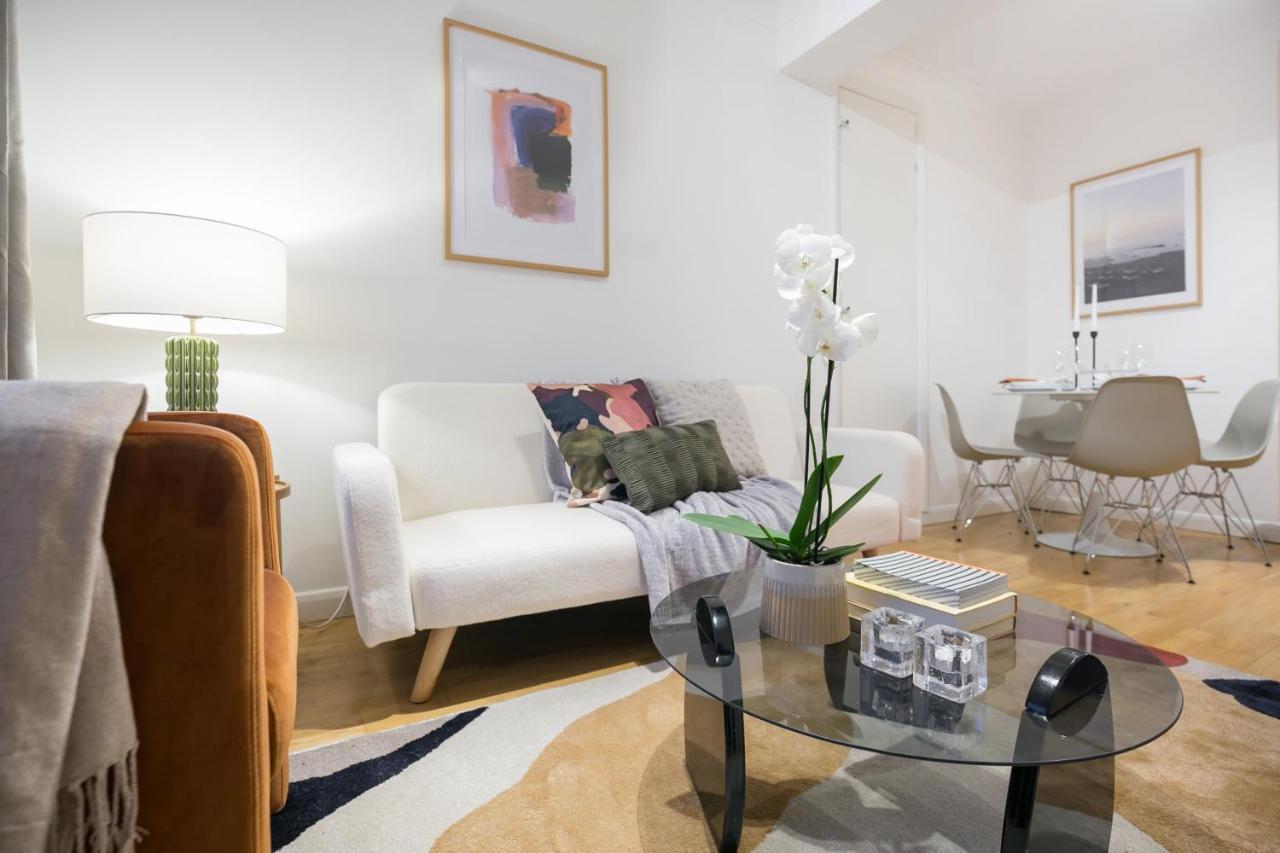 Perfectly Located 1 Bed Above Tube Station Appartement Londres