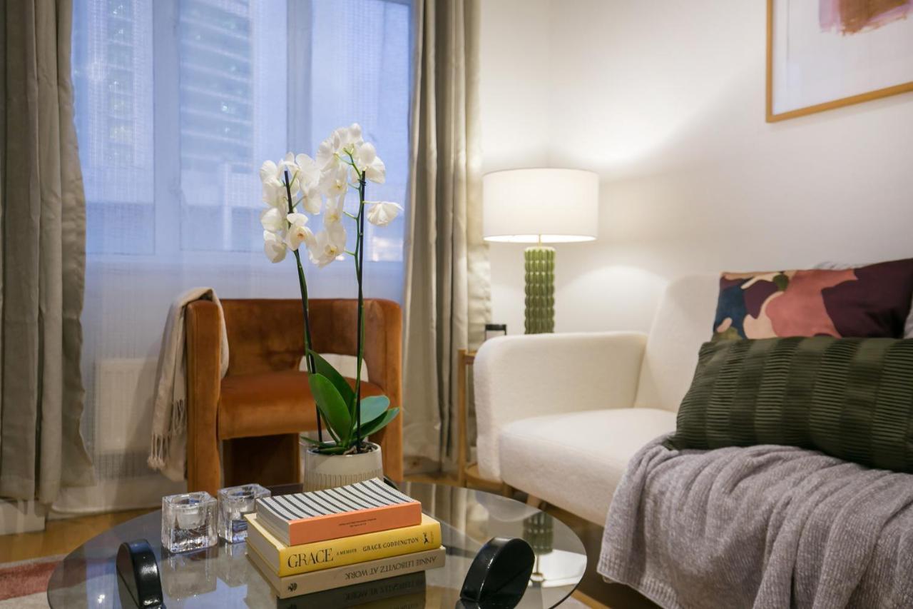Perfectly Located 1 Bed Above Tube Station Appartement *