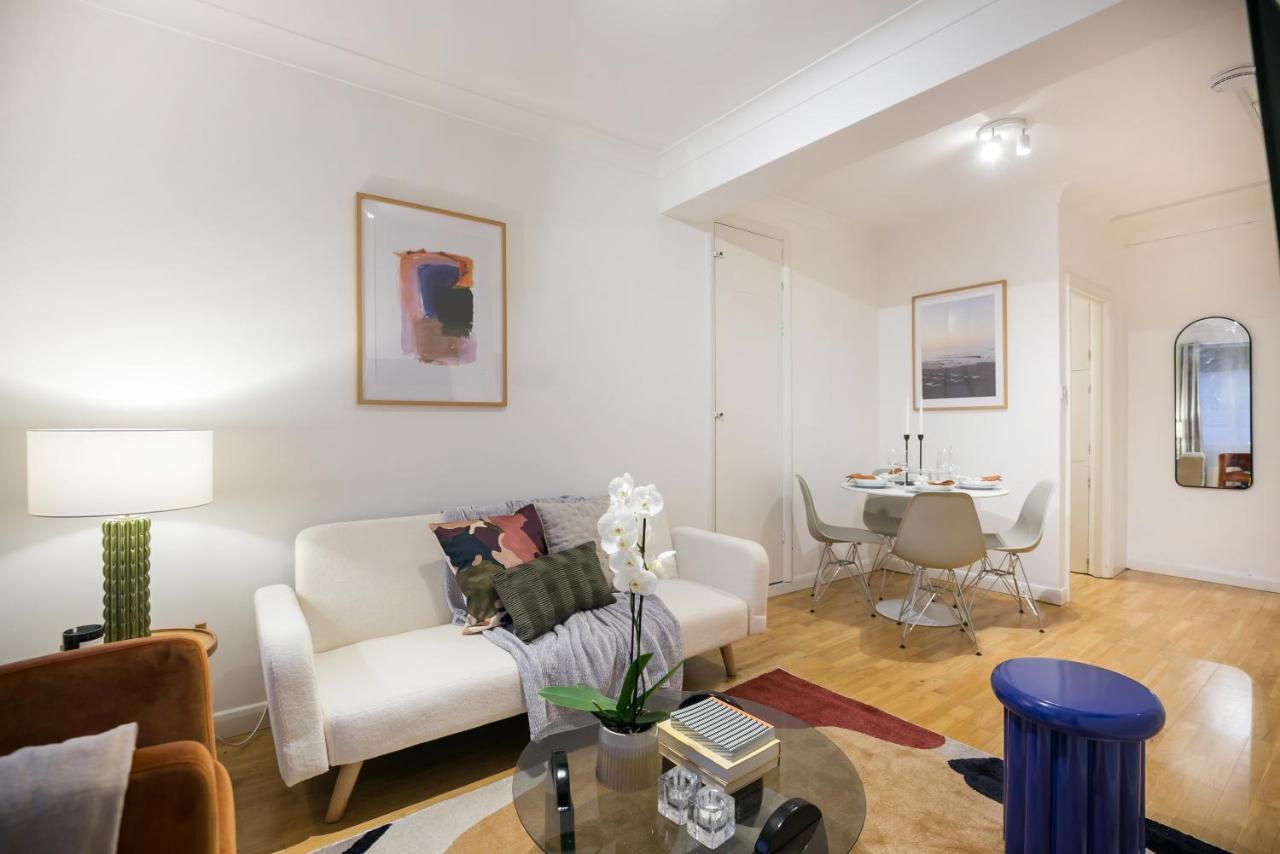 Perfectly Located 1 Bed Above Tube Station Appartement