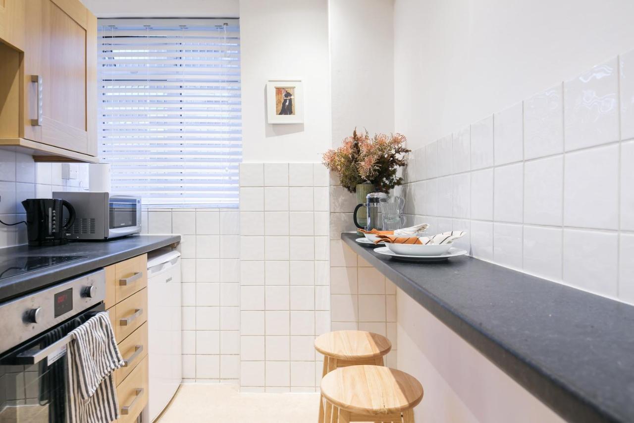 Perfectly Located 1 Bed Above Tube Station Appartement