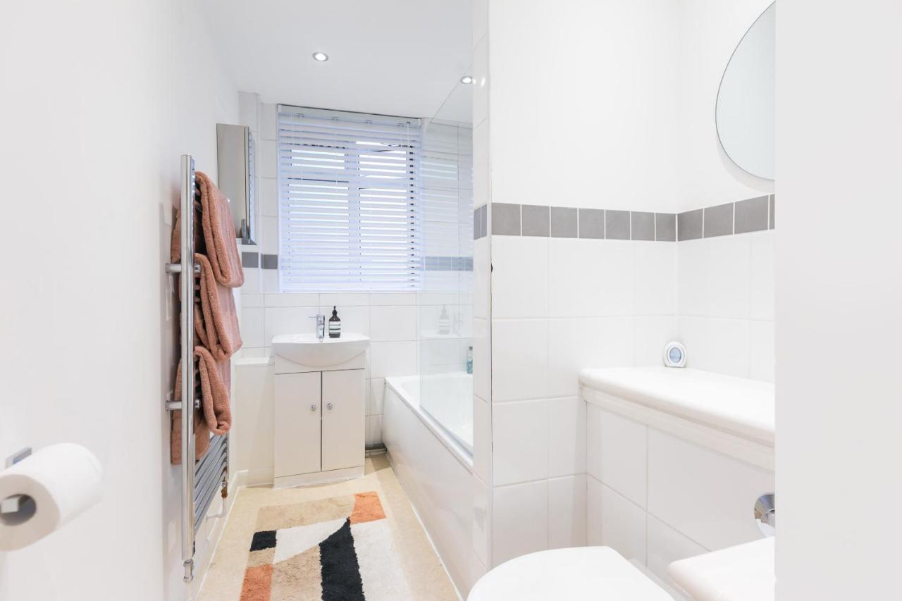 Perfectly Located 1 Bed Above Tube Station Appartement *