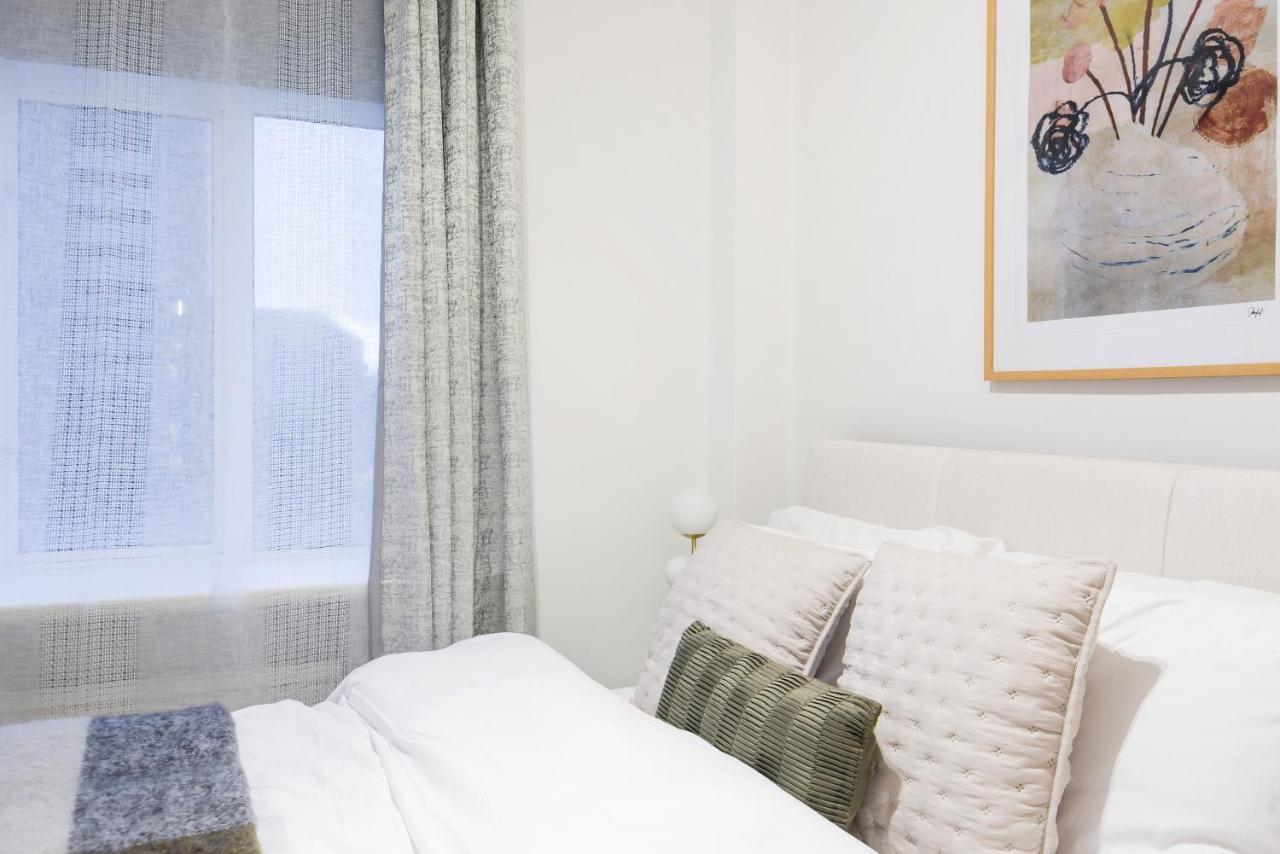 Perfectly Located 1 Bed Above Tube Station Londres