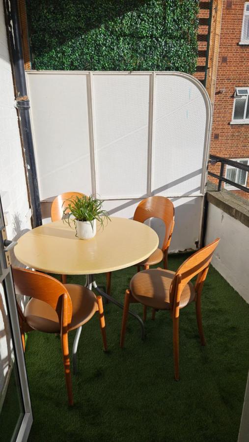 Spacious Two Bedroom In Battersea, Free Parking *