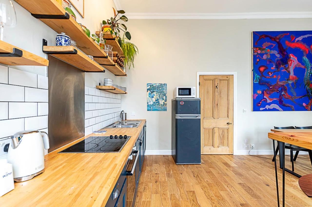 Beautiful Two Bedroom Abode Near Victoria Apartment