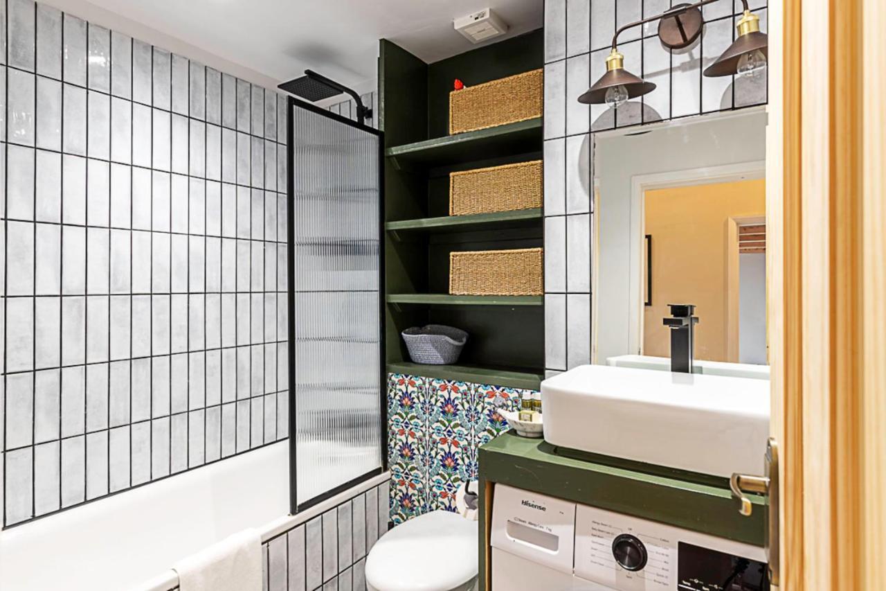 Beautiful Two Bedroom Abode Near Victoria Apartment