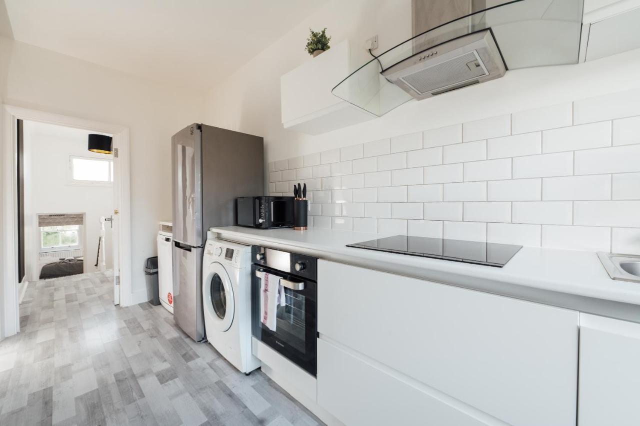 Stunning & Stylish 2 Bed Flat In West Apartment