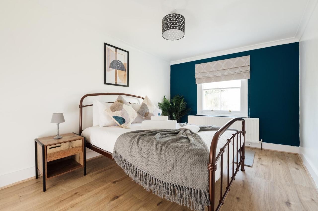 Stunning & Stylish 2 Bed Flat In West Apartment London