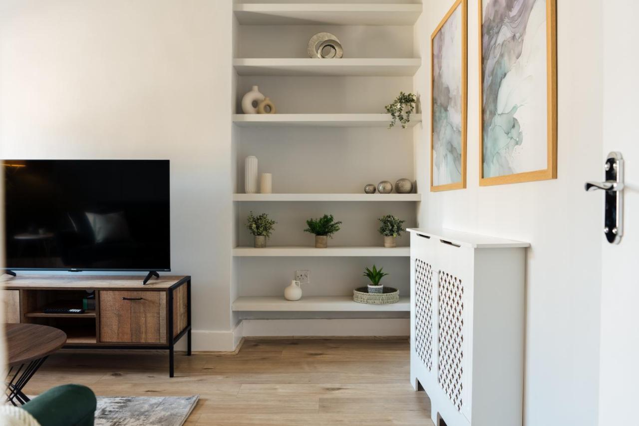 Stunning & Stylish 2 Bed Flat In West