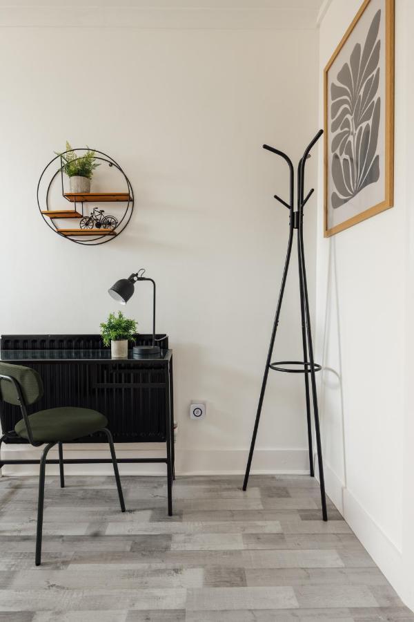 Stunning & Stylish 2 Bed Flat In West * London