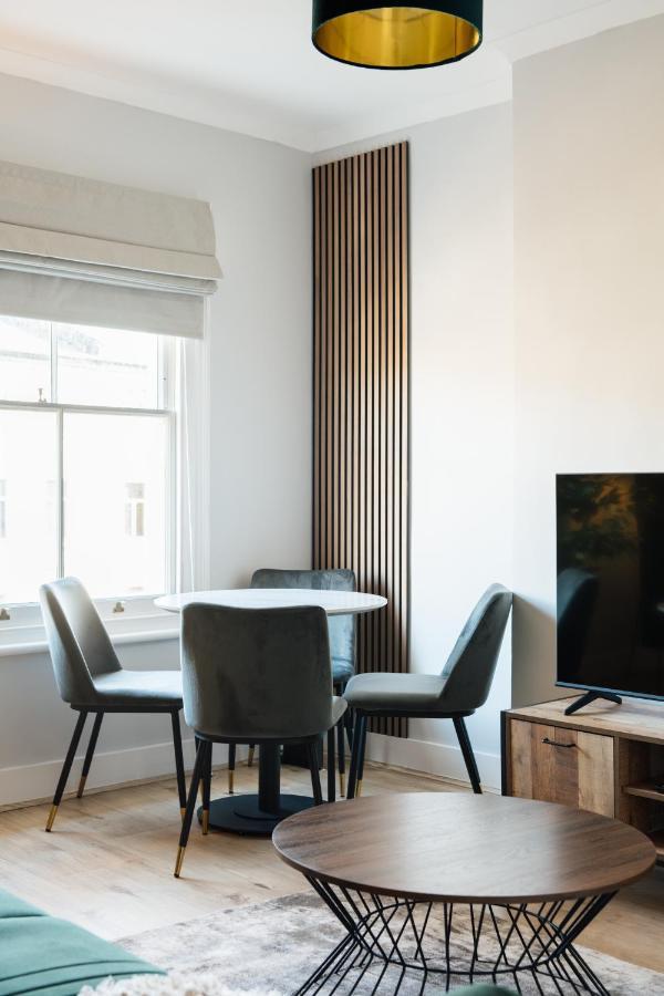 Stunning & Stylish 2 Bed Flat In West Apartment London
