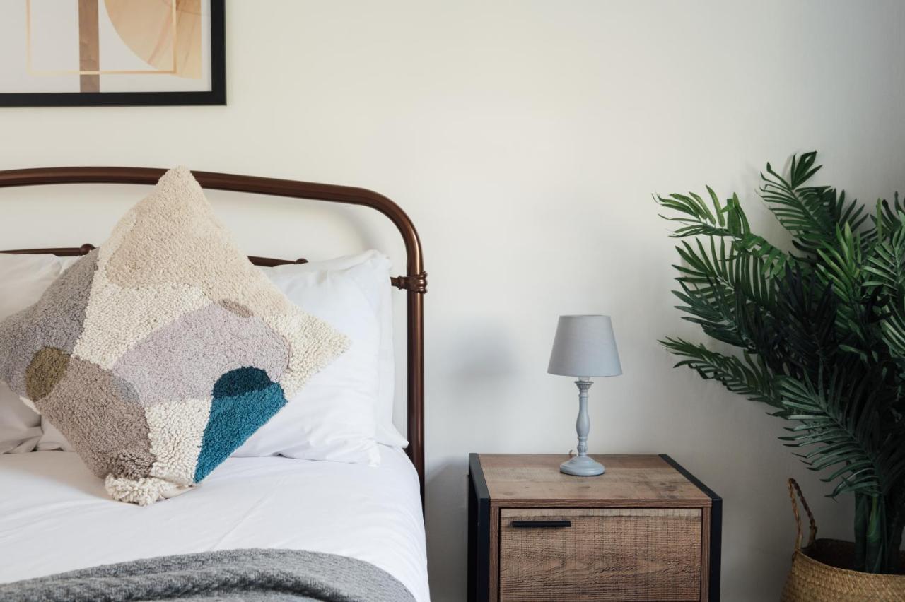Stunning & Stylish 2 Bed Flat In West